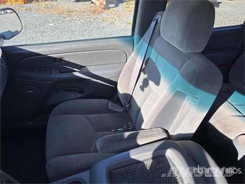 Chevrolet Silverado 1500 4x4 Crew Cab Pickup Egyéb