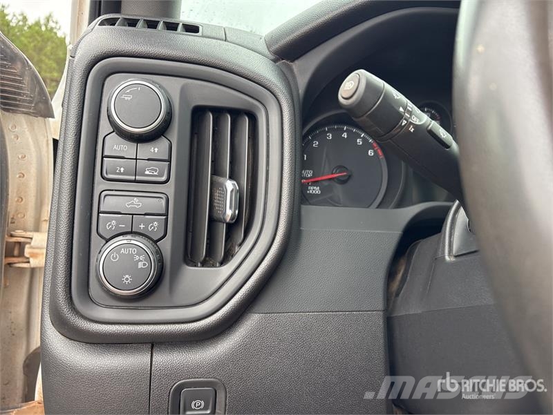Chevrolet Silverado 1500 4x4 Pickup Outro