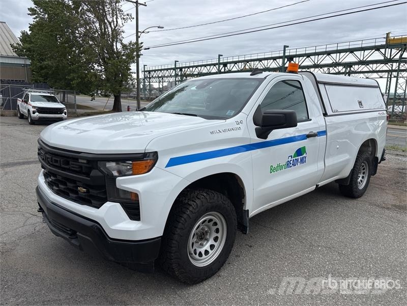 Chevrolet Silverado 1500 4x4 Pickup Outro