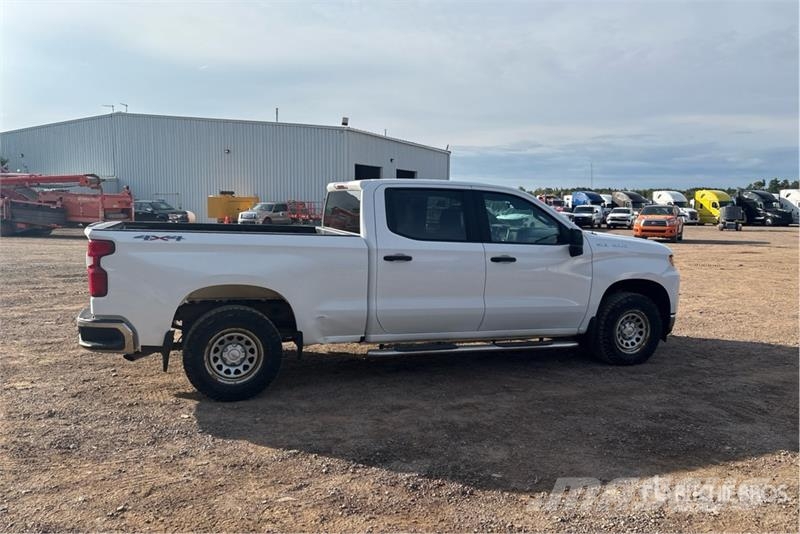 Chevrolet Silverado 1500 4x4 Crew Cab Pickup Outro