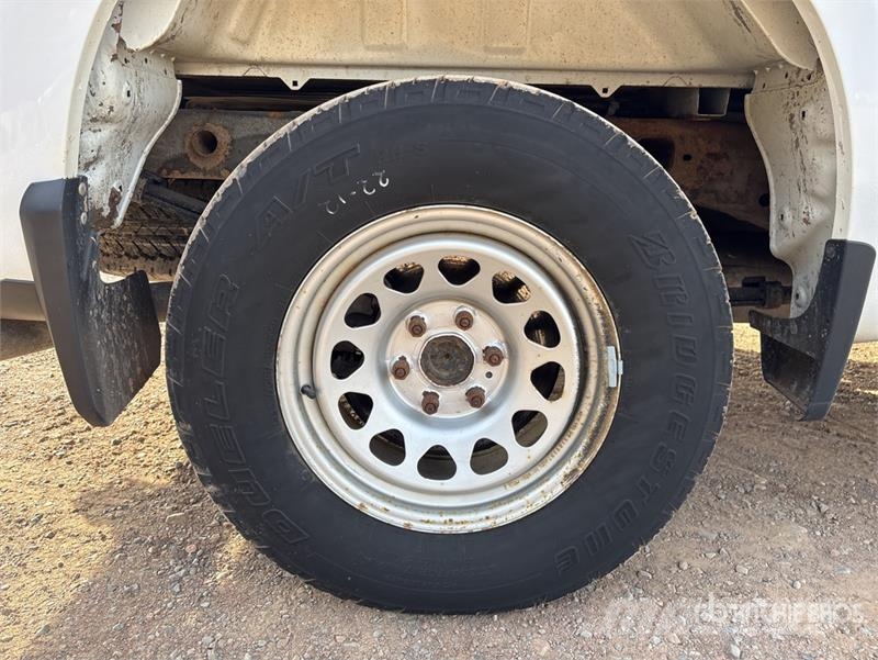 Chevrolet Silverado 1500 4x2 Pickup Outro