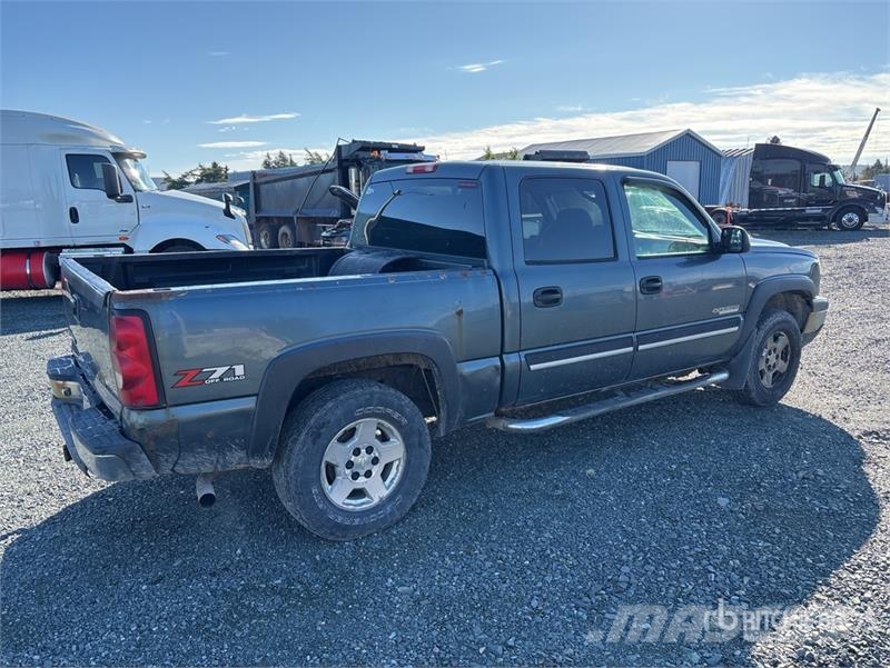Chevrolet Silverado 1500 4x4 Crew Cab Pickup Egyéb