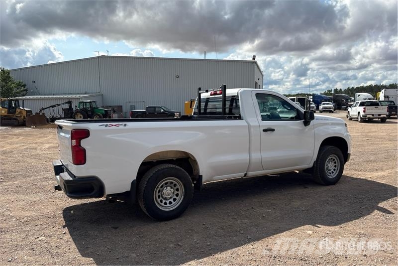Chevrolet Silverado 1500 4x4 Pickup Outro