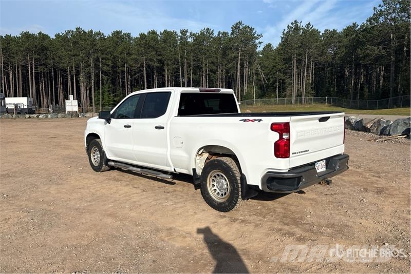 Chevrolet Silverado 1500 4x4 Crew Cab Pickup Outro