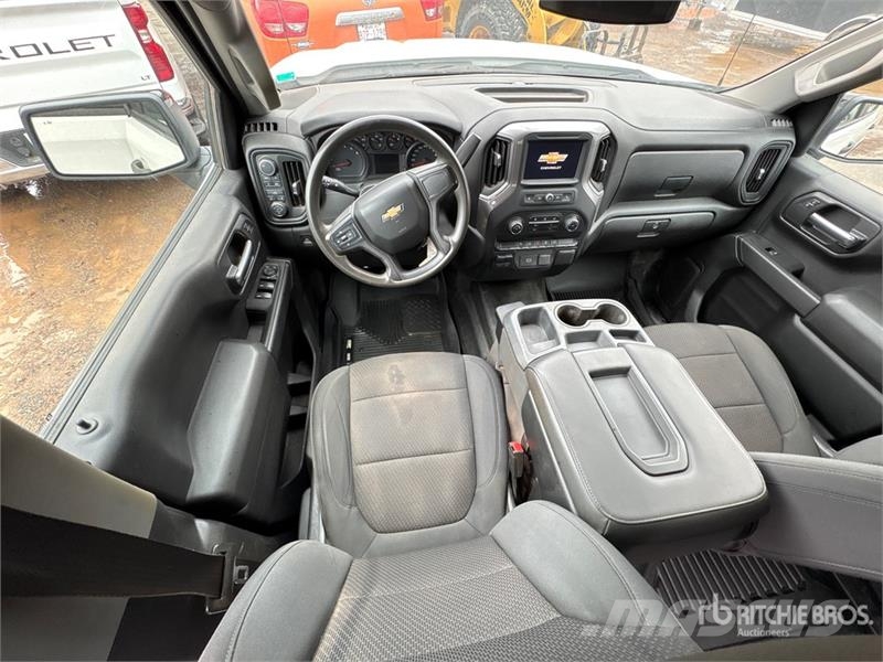 Chevrolet Silverado 1500 4x4 Crew Cab Pickup Outro