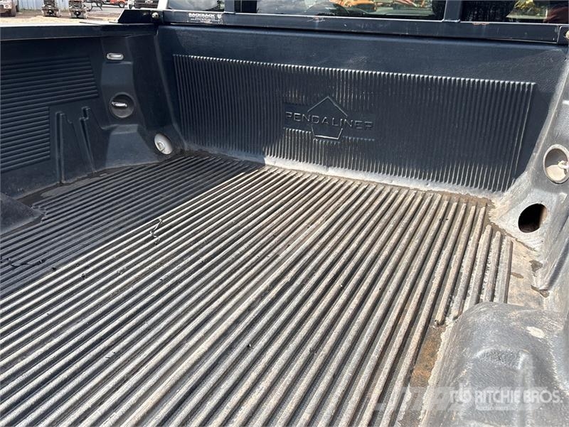 Chevrolet Silverado 1500 4x4 Pickup Outro