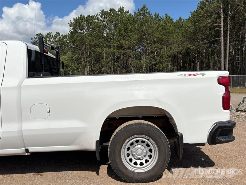 Chevrolet Silverado 1500 4x4 Pickup Outro