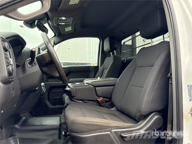 Chevrolet Silverado 1500 4x4 Pickup Outro