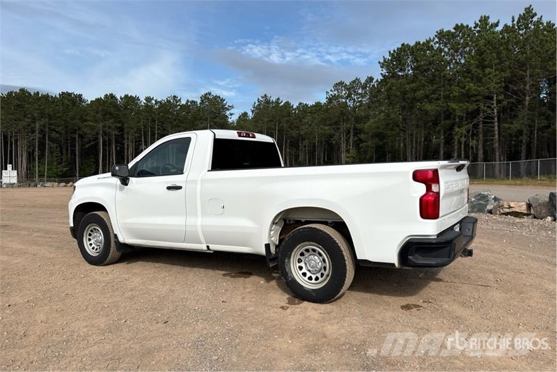 Chevrolet Silverado 1500 4x2 Pickup Outro