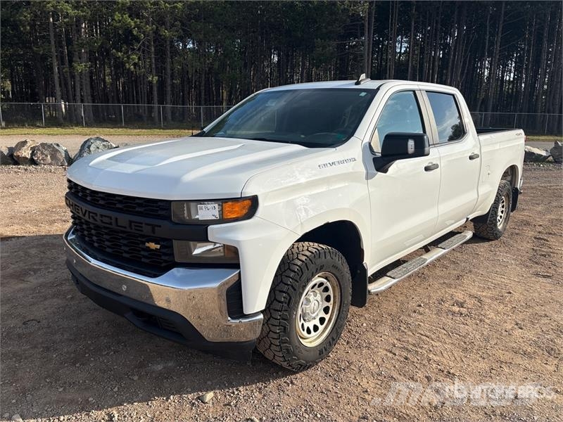 Chevrolet Silverado 1500 4x4 Crew Cab Pickup Outro