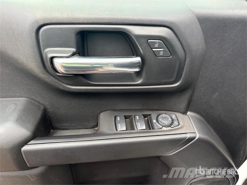 Chevrolet Silverado 1500 4x4 Crew Cab Pickup Outro