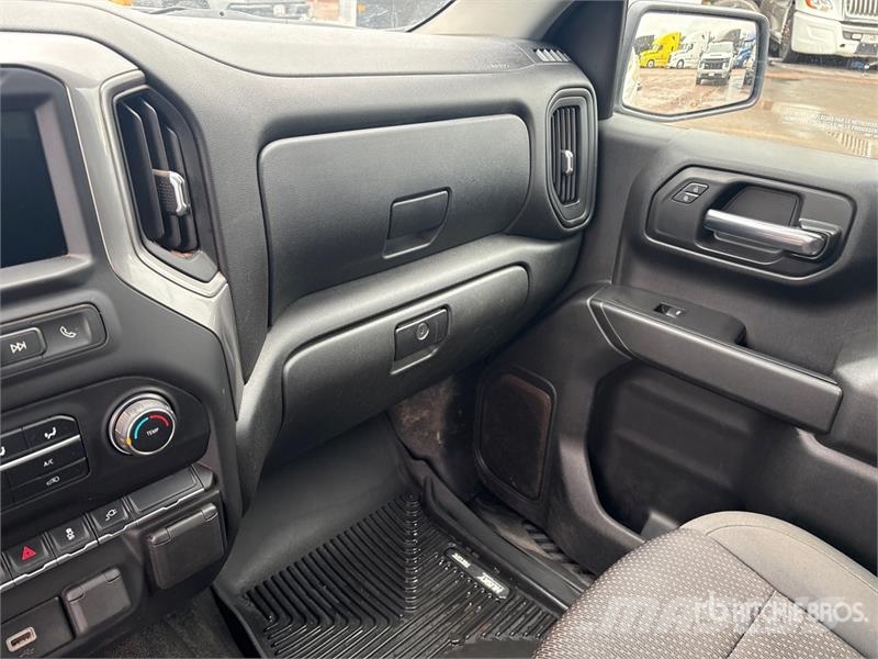 Chevrolet Silverado 1500 4x4 Crew Cab Pickup Outro