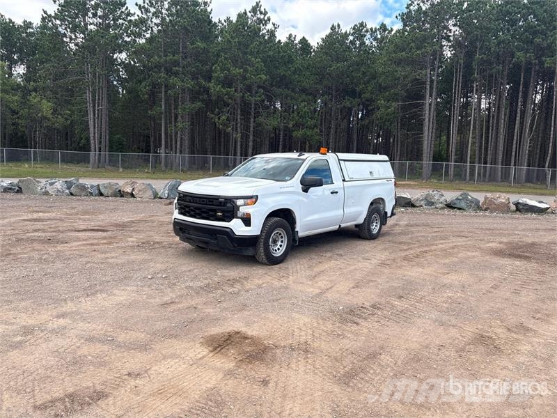 Chevrolet Silverado 1500 4x4 Pickup Outro