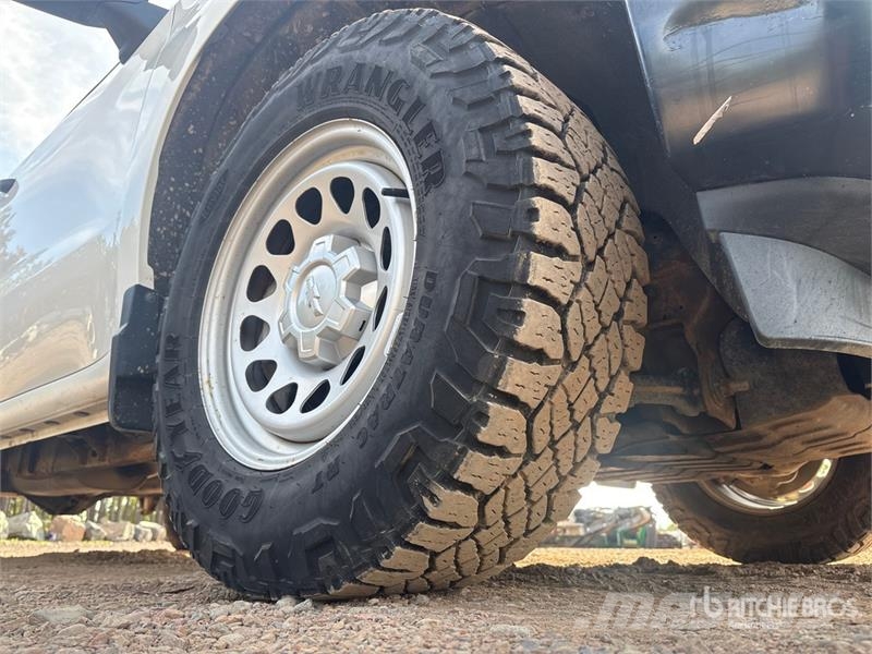 Chevrolet Silverado 1500 4x4 Pickup Outro