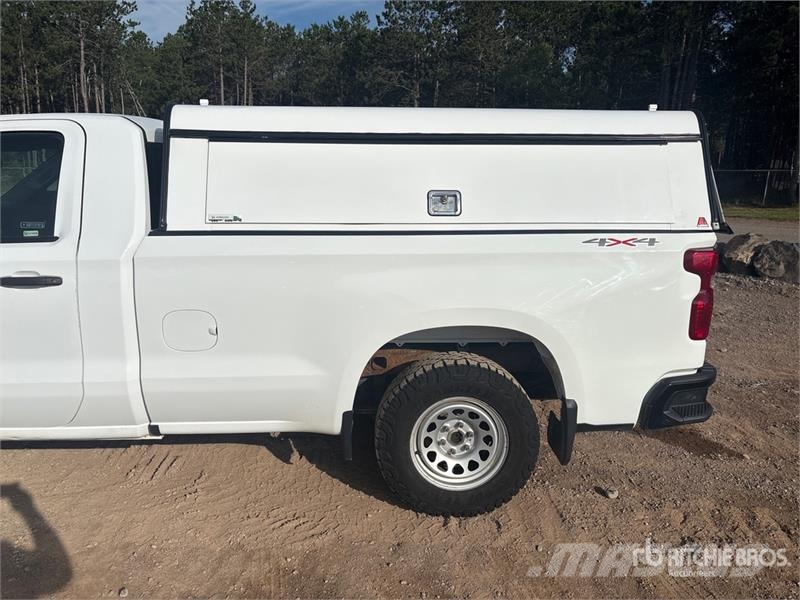 Chevrolet Silverado 1500 4x4 Pickup Outro