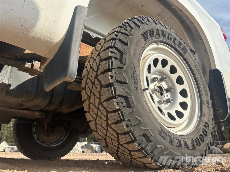 Chevrolet Silverado 1500 4x4 Pickup Outro