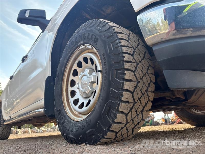 Chevrolet Silverado 1500 4x4 Crew Cab Pickup Outro