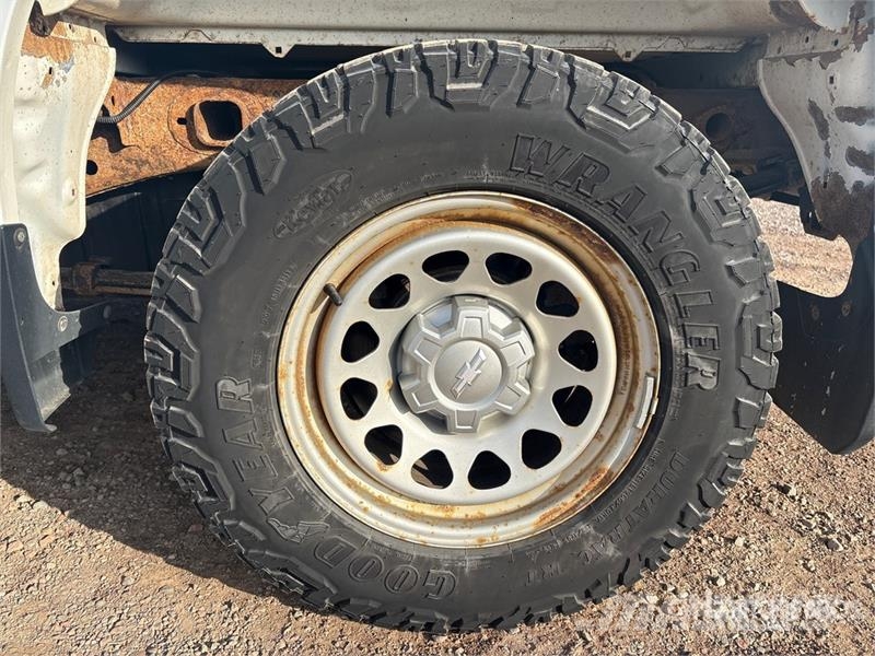 Chevrolet Silverado 1500 4x4 Crew Cab Pickup Outro