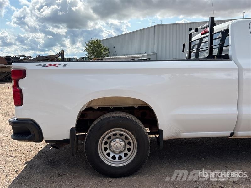 Chevrolet Silverado 1500 4x4 Pickup Outro