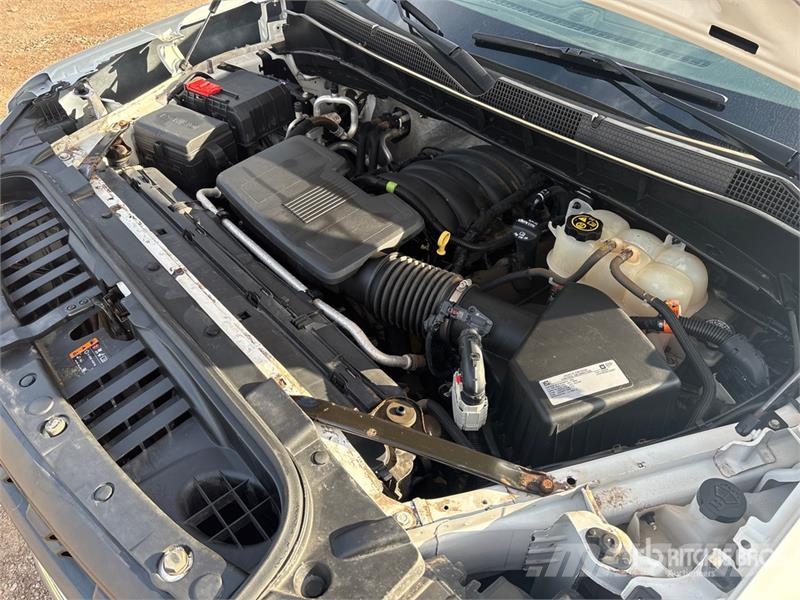 Chevrolet Silverado 1500 4x4 Crew Cab Pickup Outro