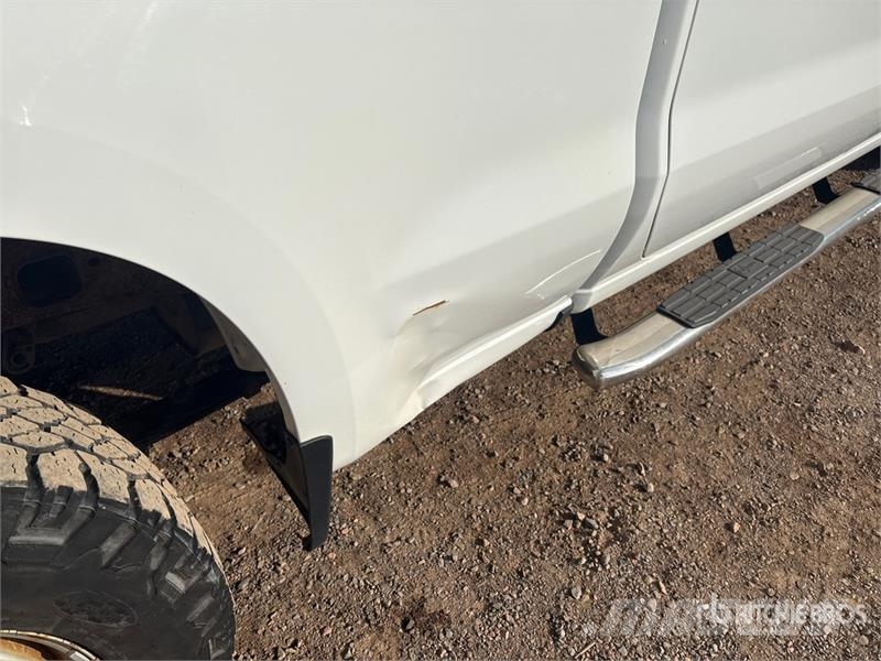 Chevrolet Silverado 1500 4x4 Crew Cab Pickup Outro