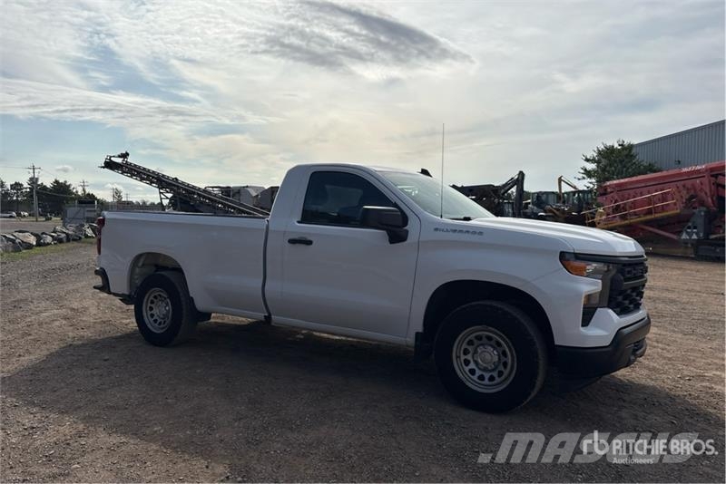 Chevrolet Silverado 1500 4x2 Pickup Outro