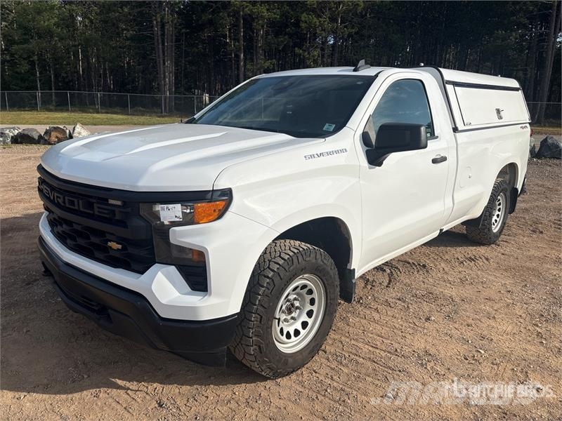 Chevrolet Silverado 1500 4x4 Pickup Outro