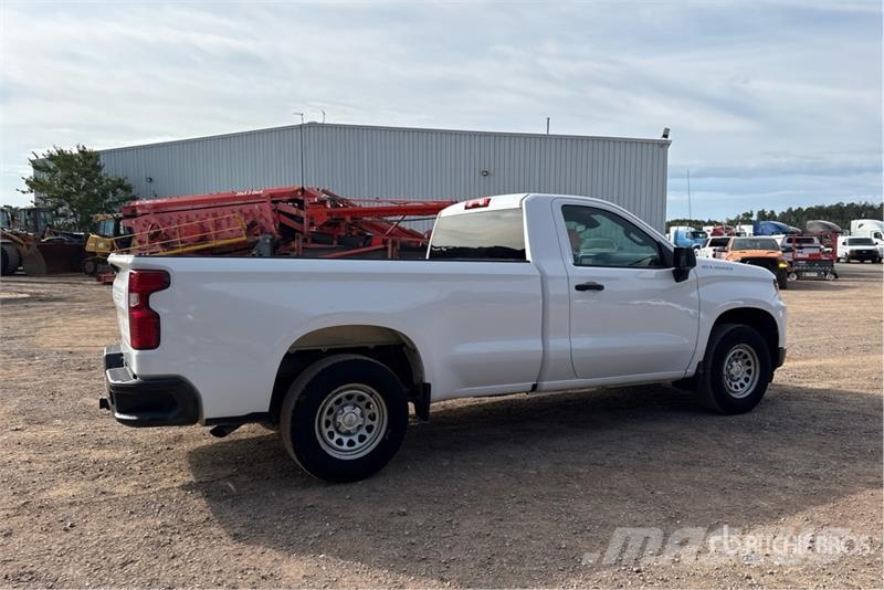 Chevrolet Silverado 1500 4x2 Pickup Outro