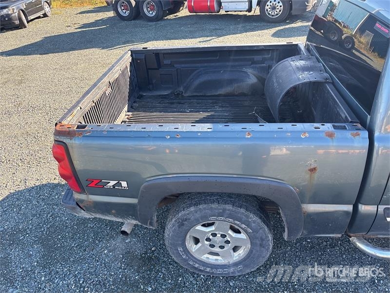 Chevrolet Silverado 1500 4x4 Crew Cab Pickup Egyéb