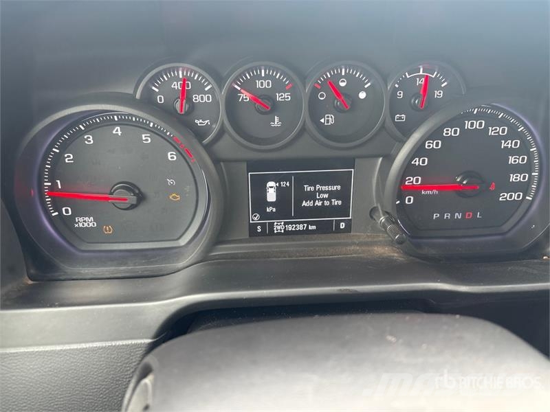 Chevrolet Silverado 1500 4x4 Crew Cab Pickup Outro