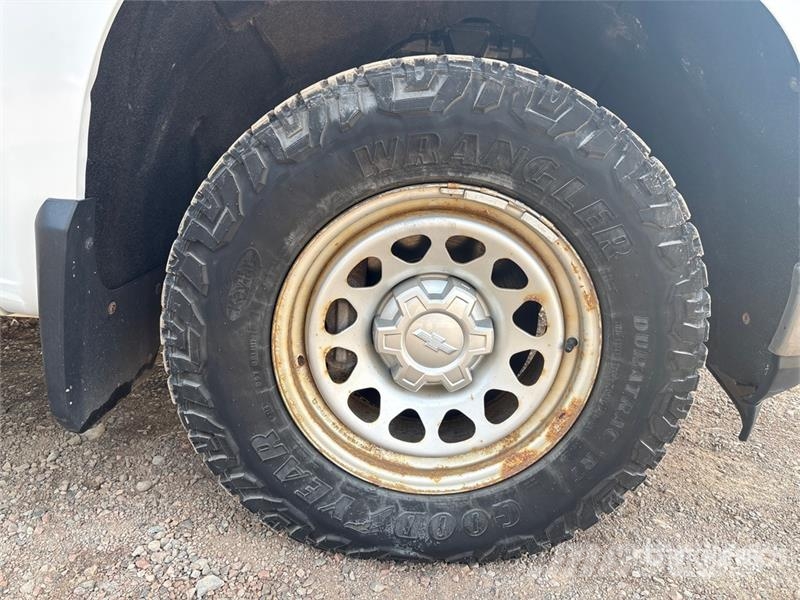 Chevrolet Silverado 1500 4x4 Crew Cab Pickup Outro
