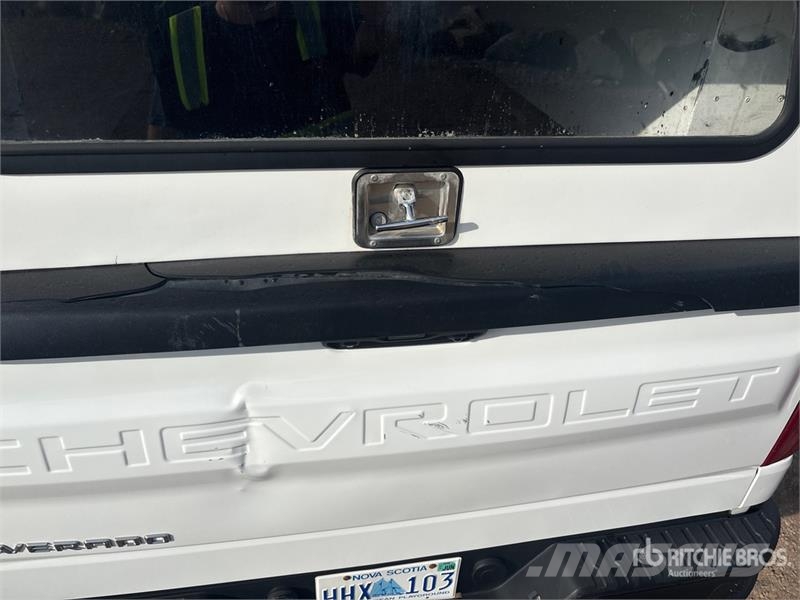 Chevrolet Silverado 1500 4x4 Pickup Outro
