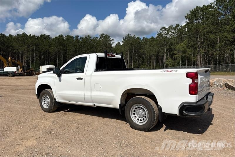 Chevrolet Silverado 1500 4x4 Pickup Outro
