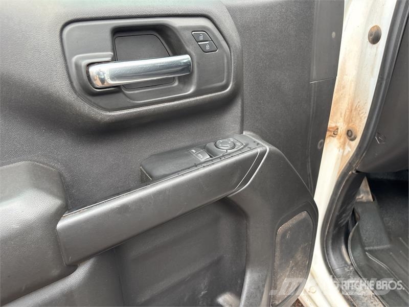 Chevrolet Silverado 1500 4x4 Pickup Outro