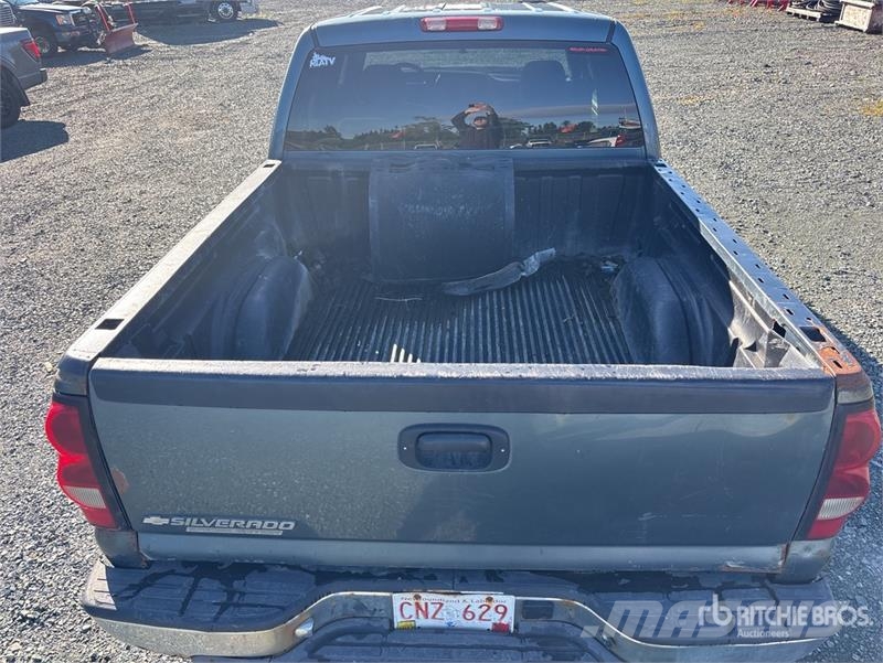 Chevrolet Silverado 1500 4x4 Crew Cab Pickup Egyéb