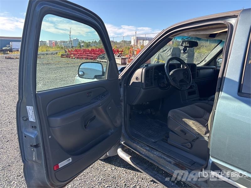 Chevrolet Silverado 1500 4x4 Crew Cab Pickup Egyéb