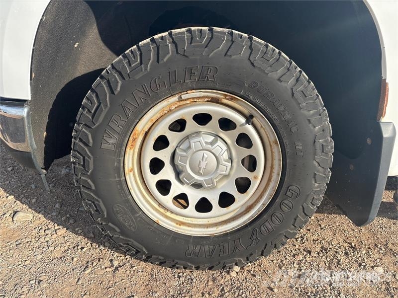 Chevrolet Silverado 1500 4x4 Crew Cab Pickup Outro