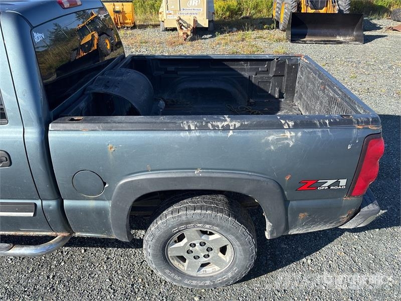 Chevrolet Silverado 1500 4x4 Crew Cab Pickup Egyéb
