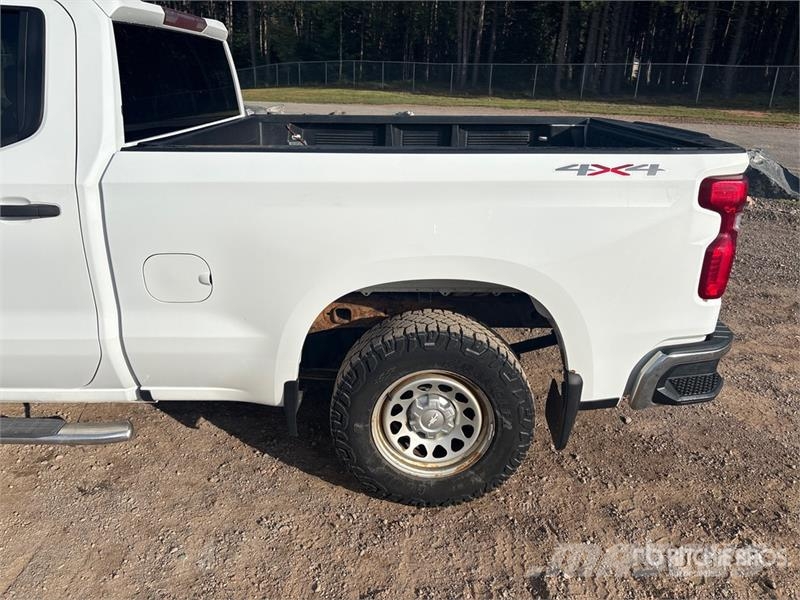 Chevrolet Silverado 1500 4x4 Crew Cab Pickup Outro