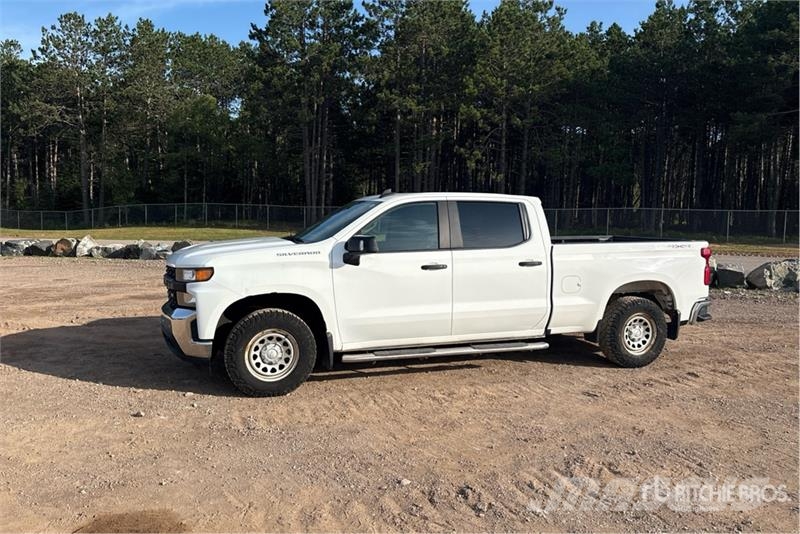 Chevrolet Silverado 1500 4x4 Crew Cab Pickup Outro