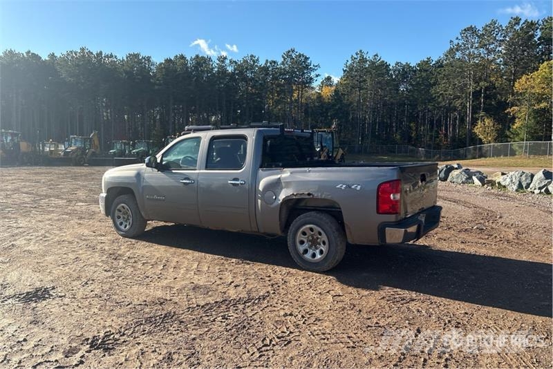 Chevrolet Silverado 1500 LS 4x4 Crew Cab Pickup أخرى