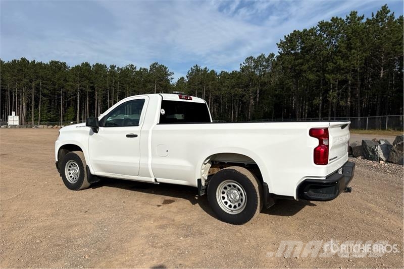 Chevrolet Silverado 1500 4x2 Pickup Outro