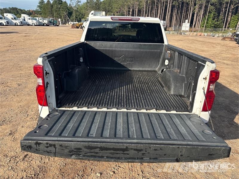 Chevrolet Silverado 1500 4x4 Crew Cab Pickup Outro