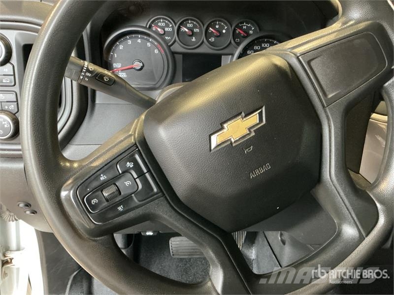 Chevrolet Silverado 1500 4x4 Pickup Outro
