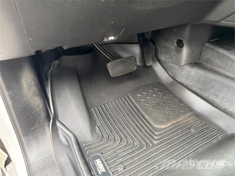 Chevrolet Silverado 1500 4x4 Crew Cab Pickup Outro