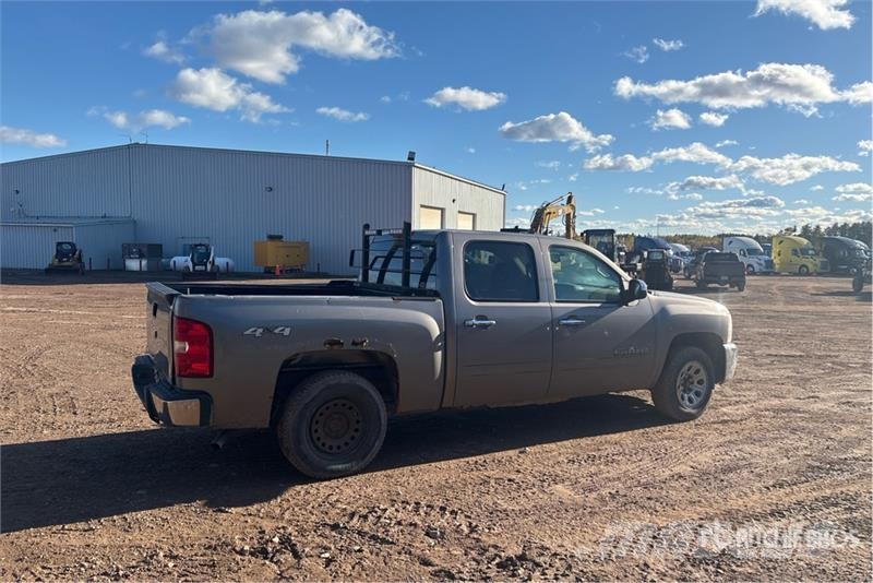 Chevrolet Silverado 1500 LS 4x4 Crew Cab Pickup أخرى