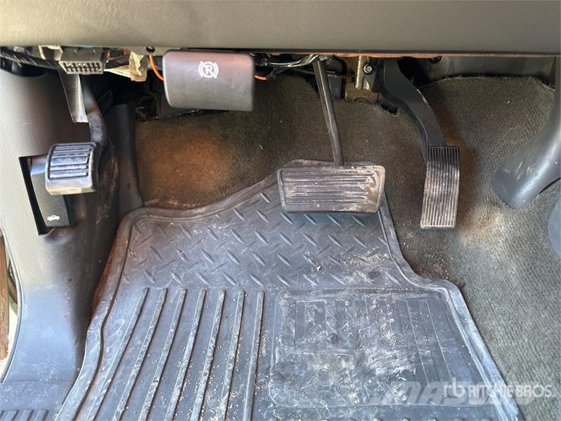 Chevrolet Silverado 1500 4x4 Crew Cab Pickup Egyéb