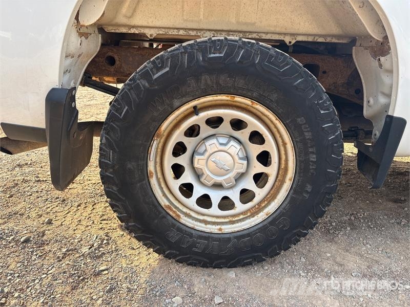 Chevrolet Silverado 1500 4x4 Crew Cab Pickup Outro