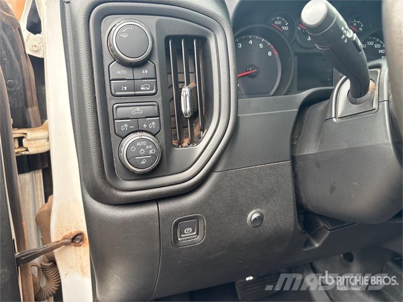 Chevrolet Silverado 1500 4x4 Crew Cab Pickup Outro