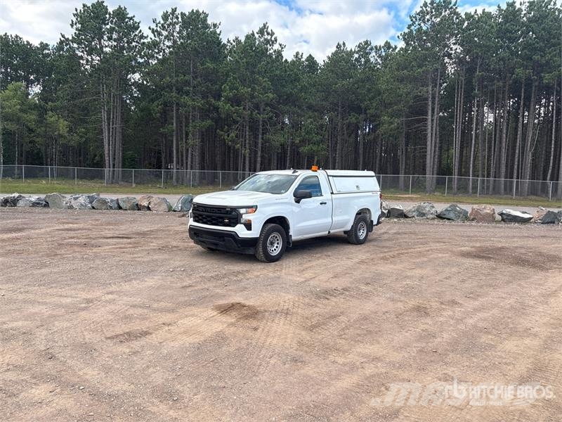 Chevrolet Silverado 1500 4x4 Pickup Outro